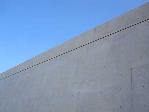 コンクリートの壁と青空（00436）