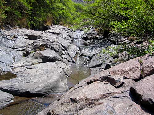 岩肌を流れる川（00895）