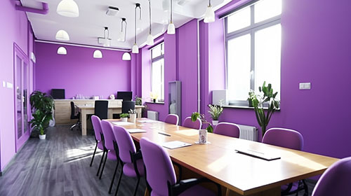 紫色の会議室
