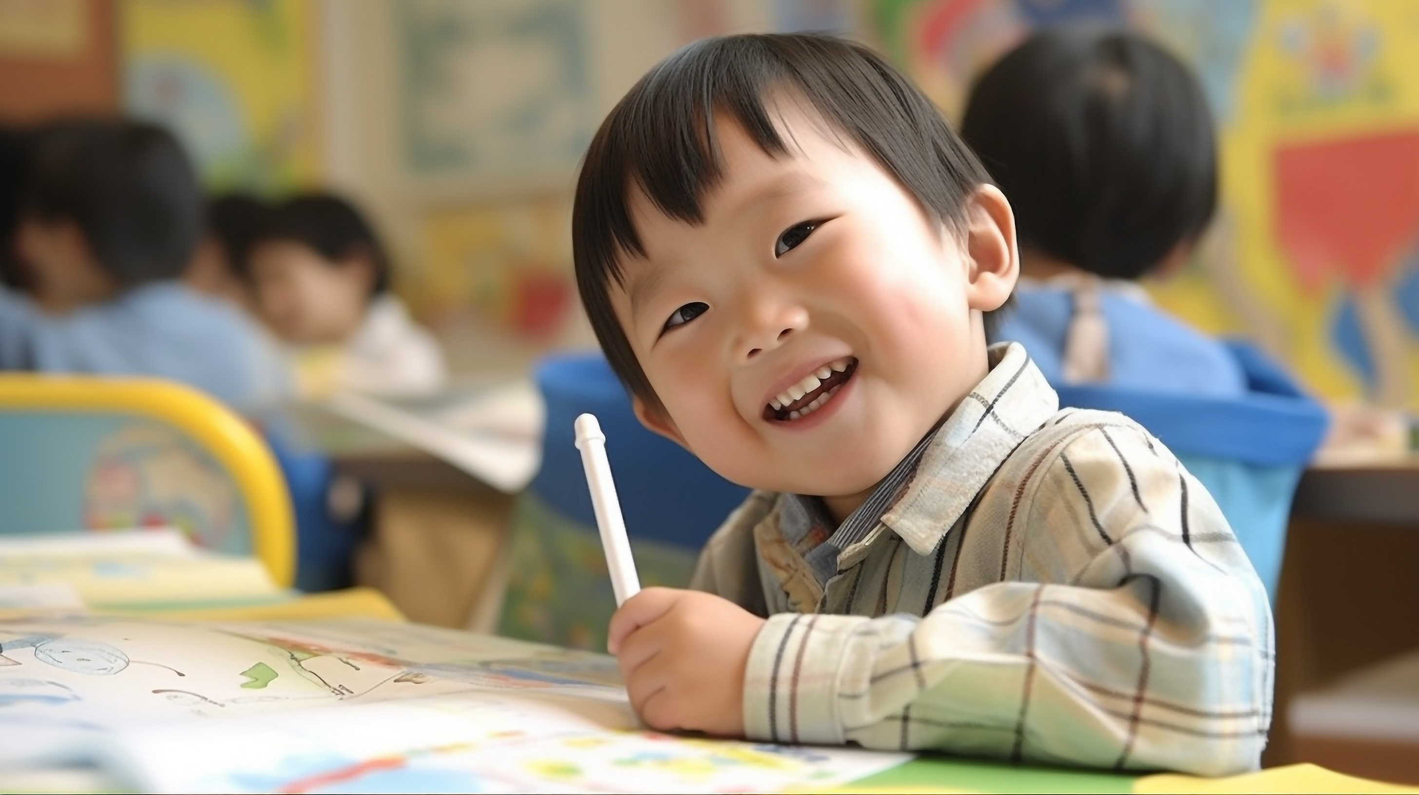 笑顔で勉強中の幼児