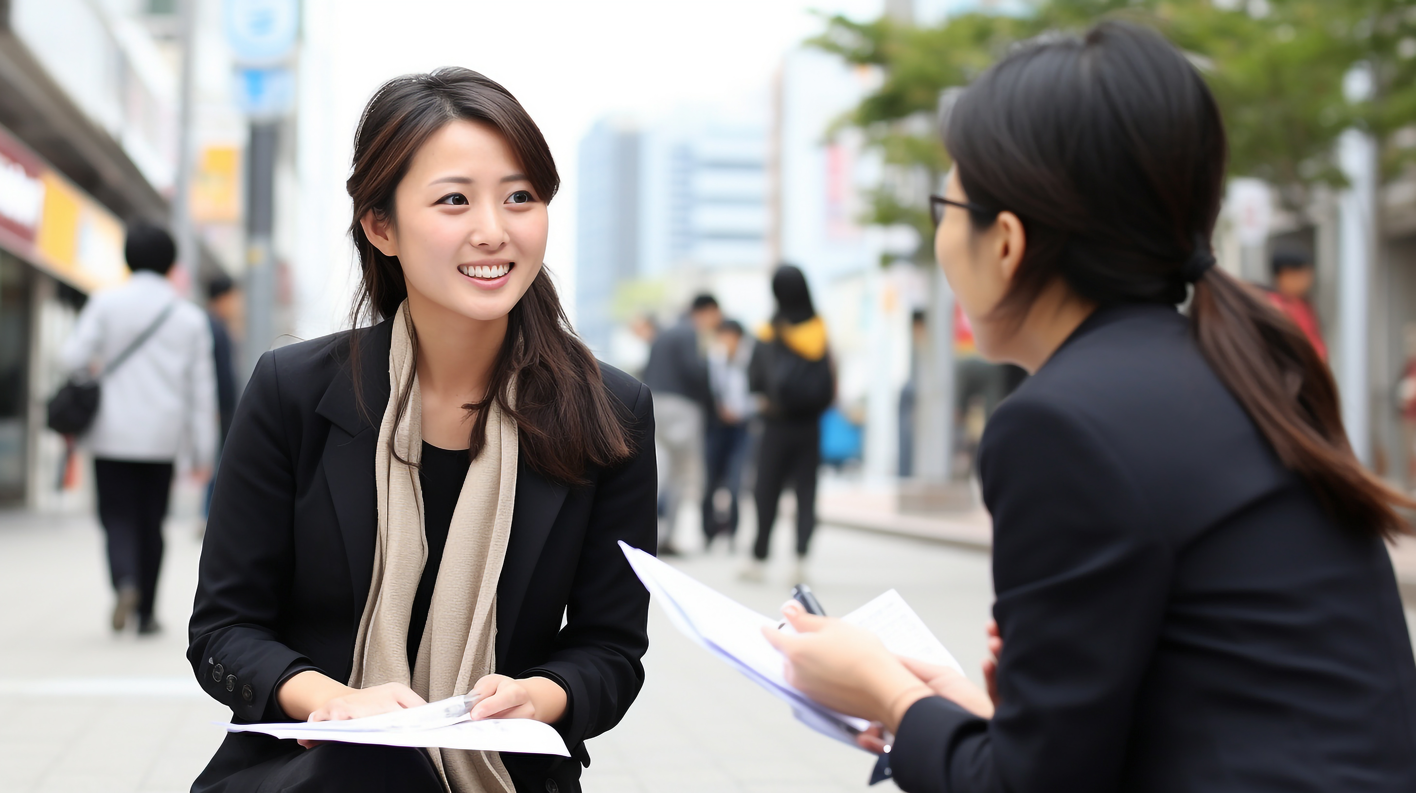 インタビューを受ける若い女性