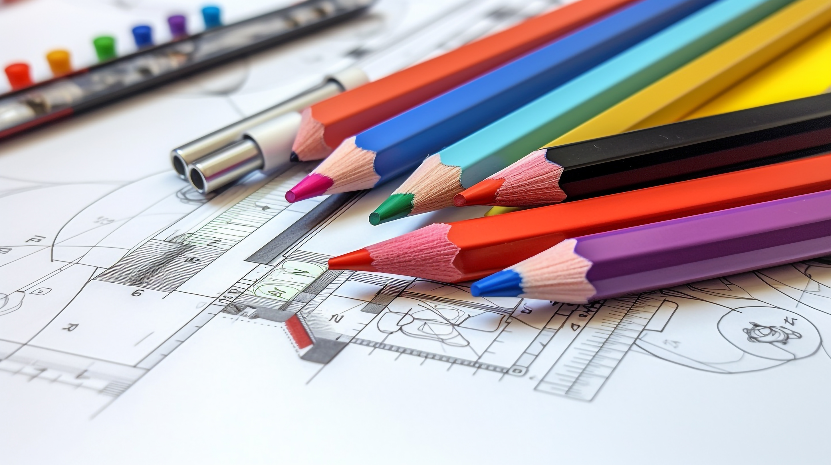 色鉛筆と図面・設計図