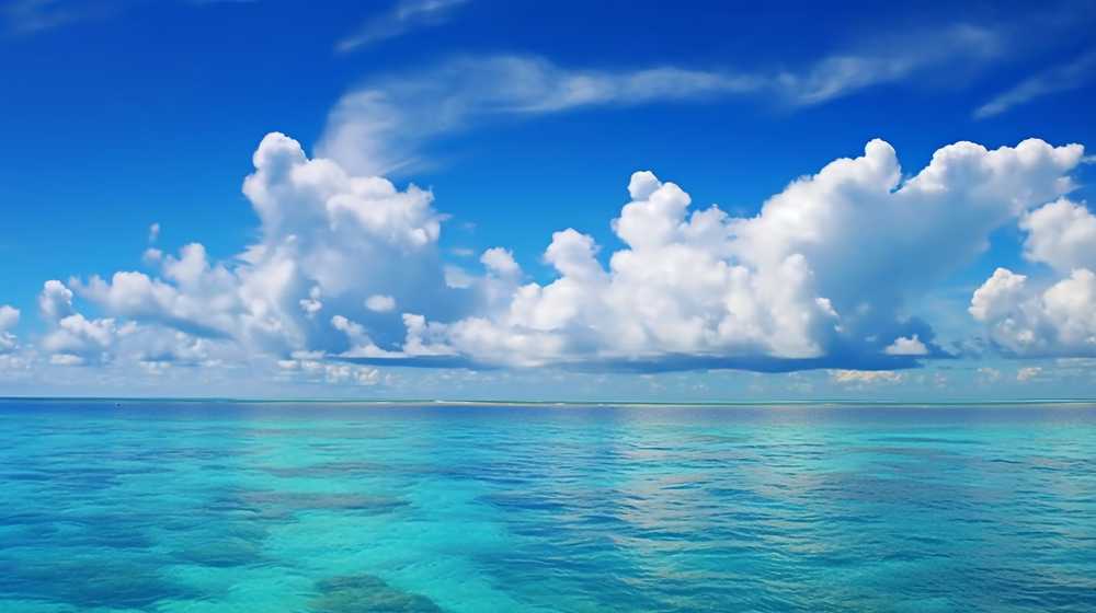 真っ青な海と空