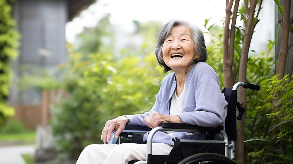 車椅子に座っている笑顔の高齢女性