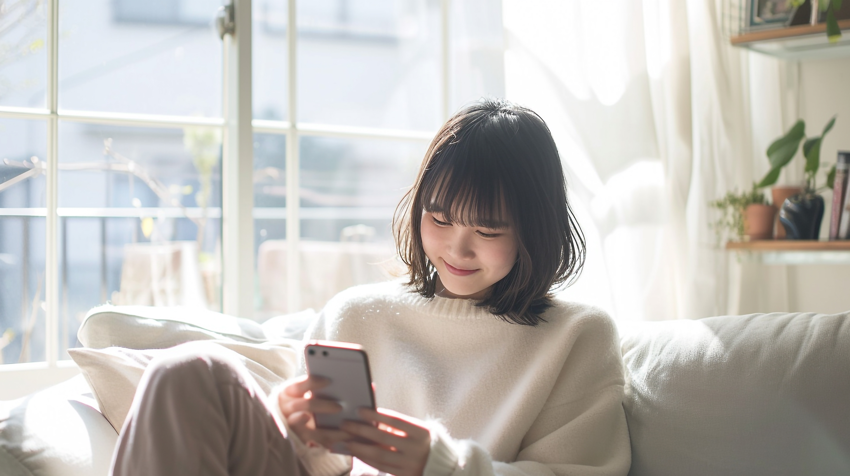 スマホを見ている若い女性