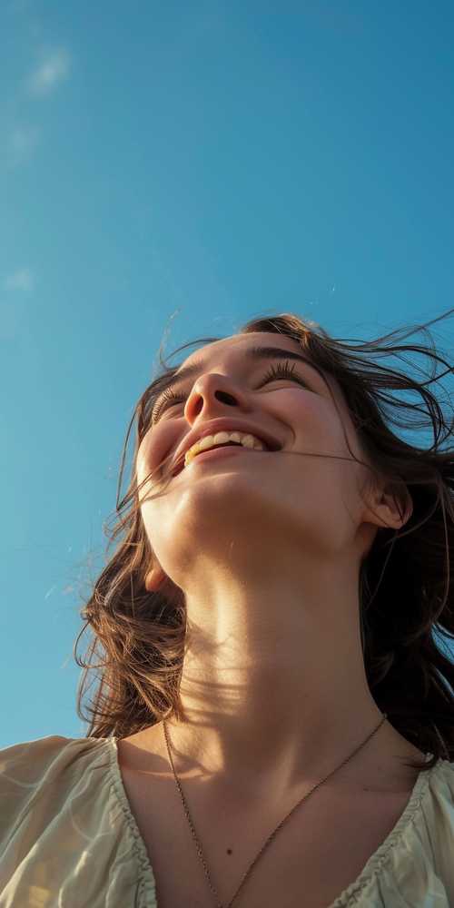 笑顔で空を見上げる女性