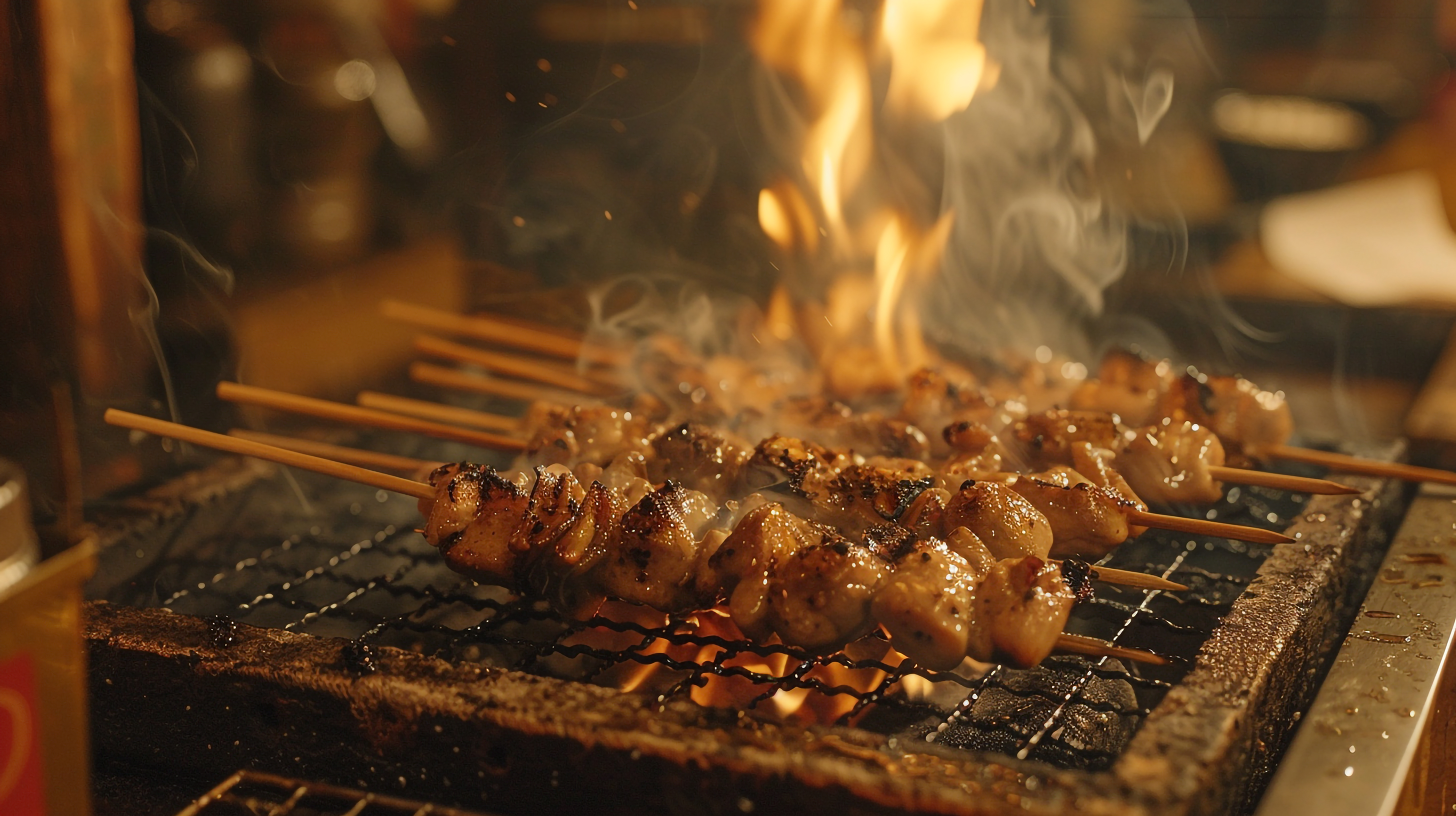 炭火で焼いている焼き鳥