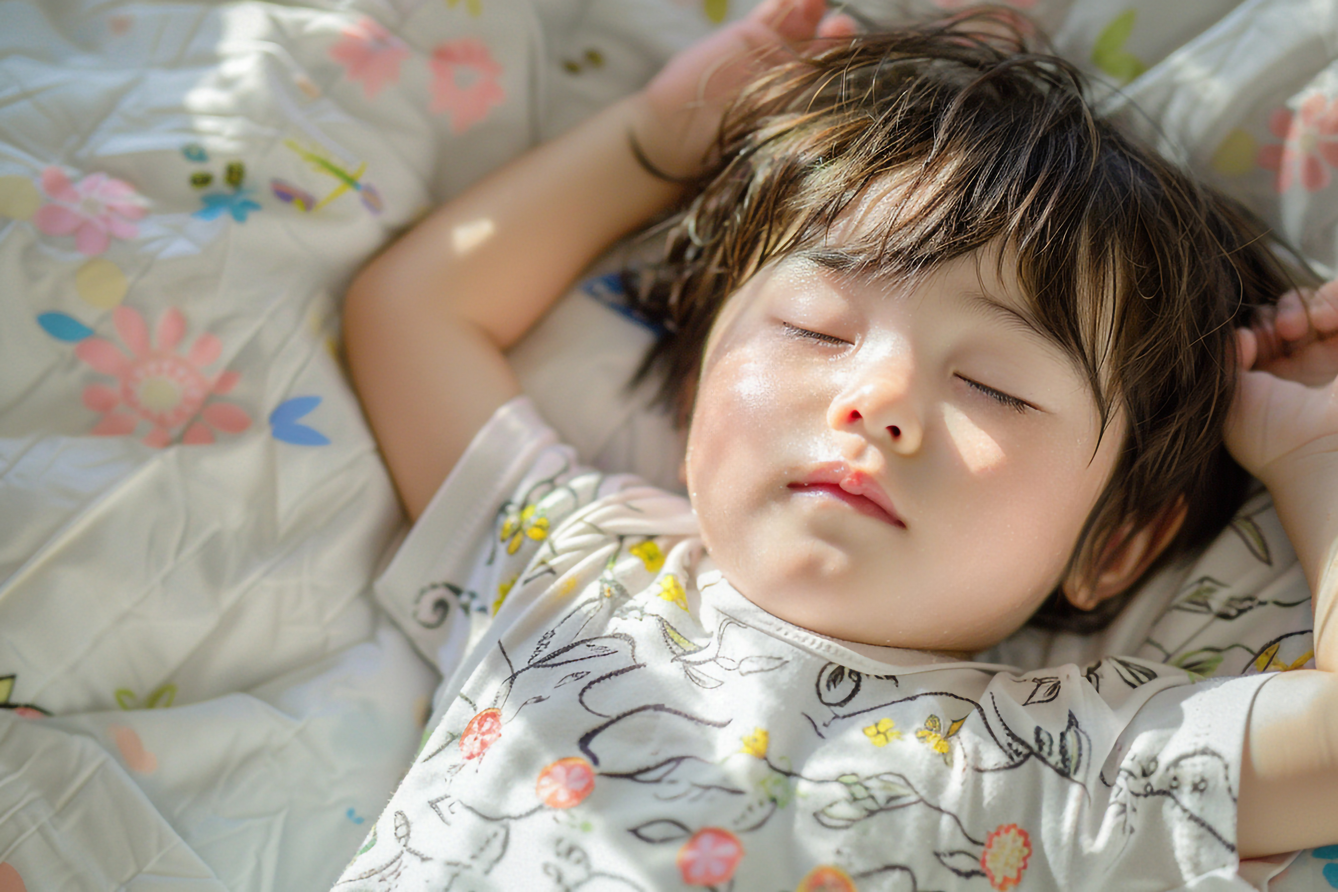 お昼寝中の子供