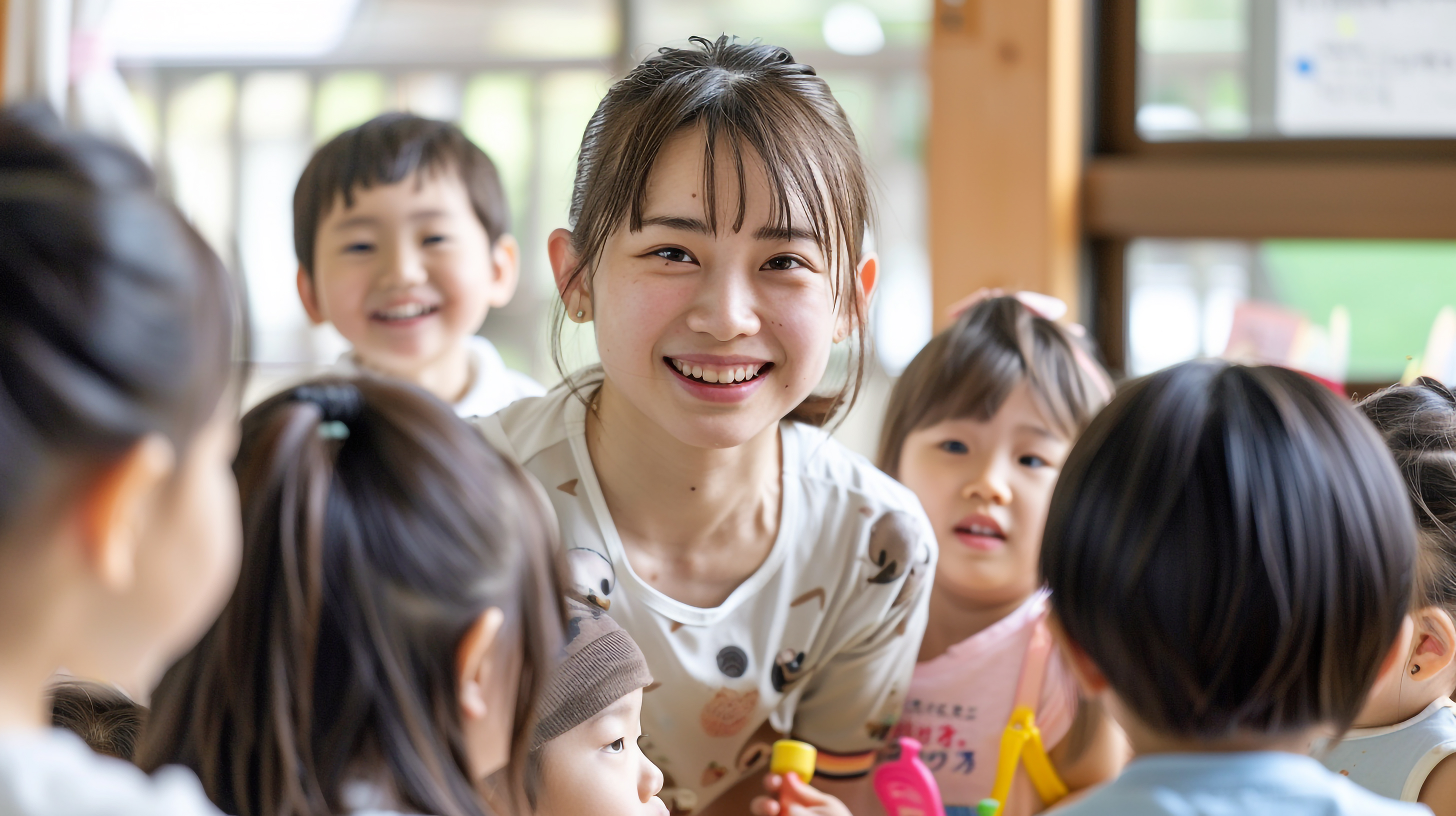 保育士の若い女性