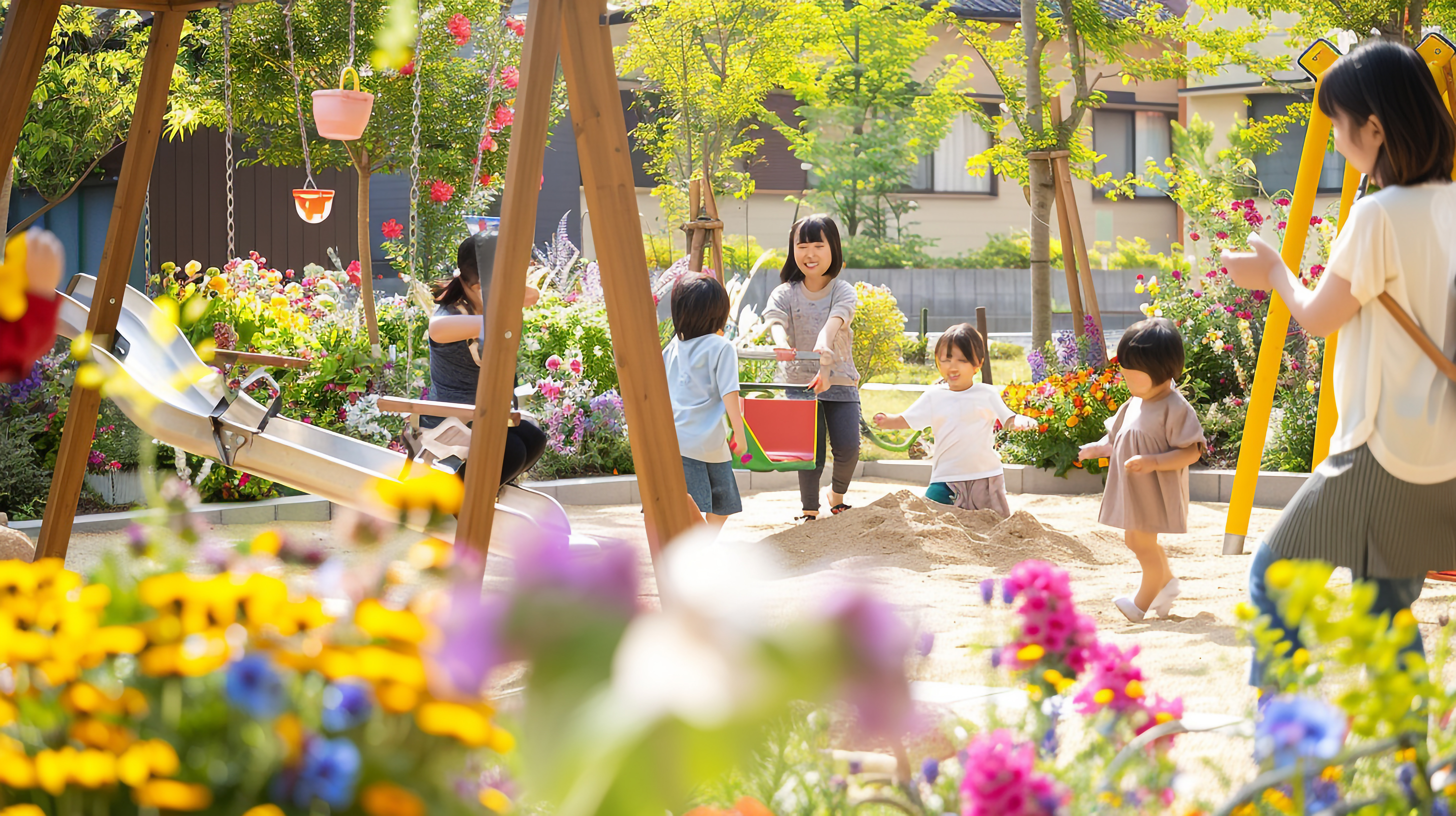 公園で遊ぶ子供たち