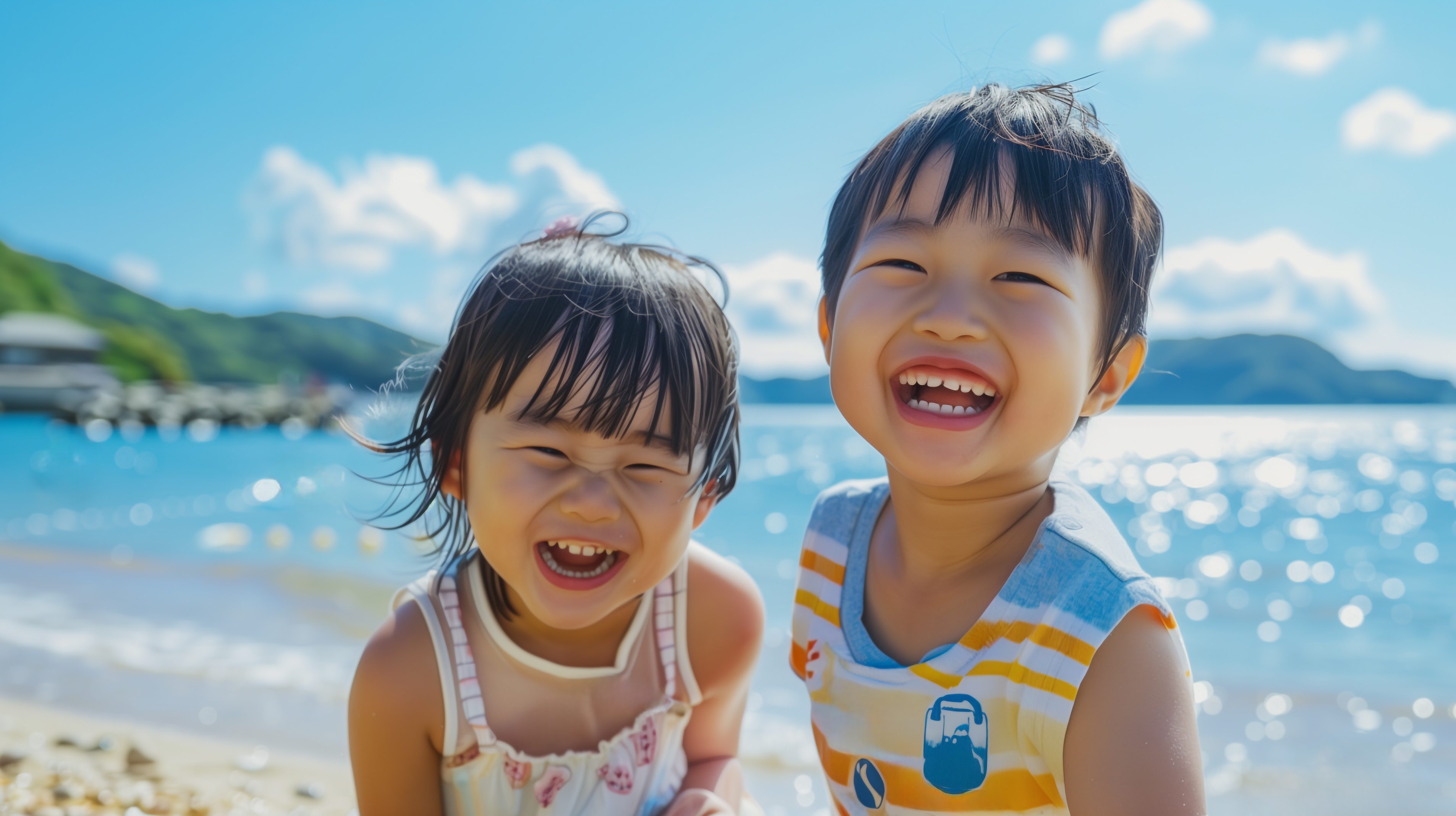 夏の海で笑顔の兄と妹