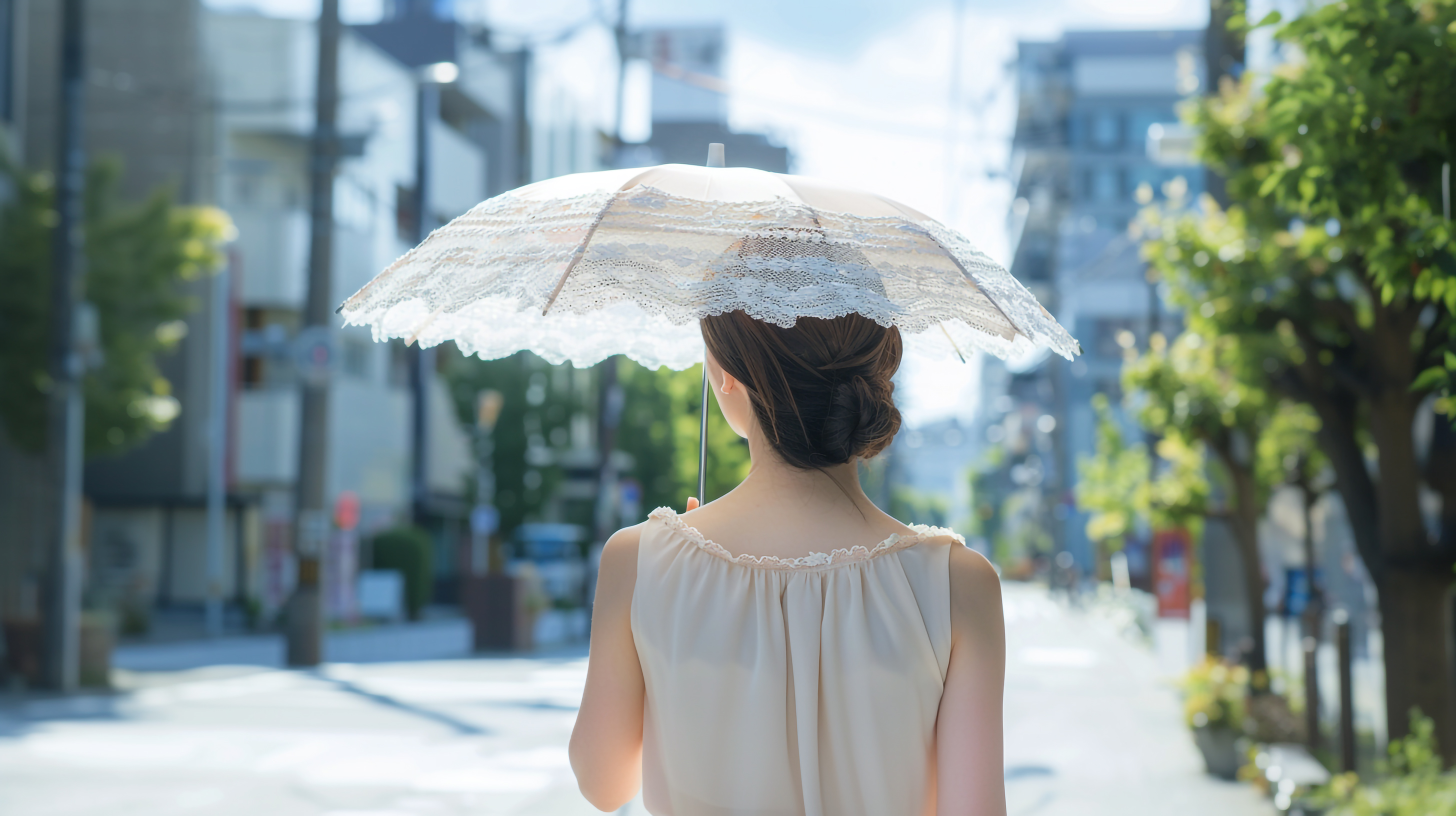 日傘をさした上品な女性の後ろ姿