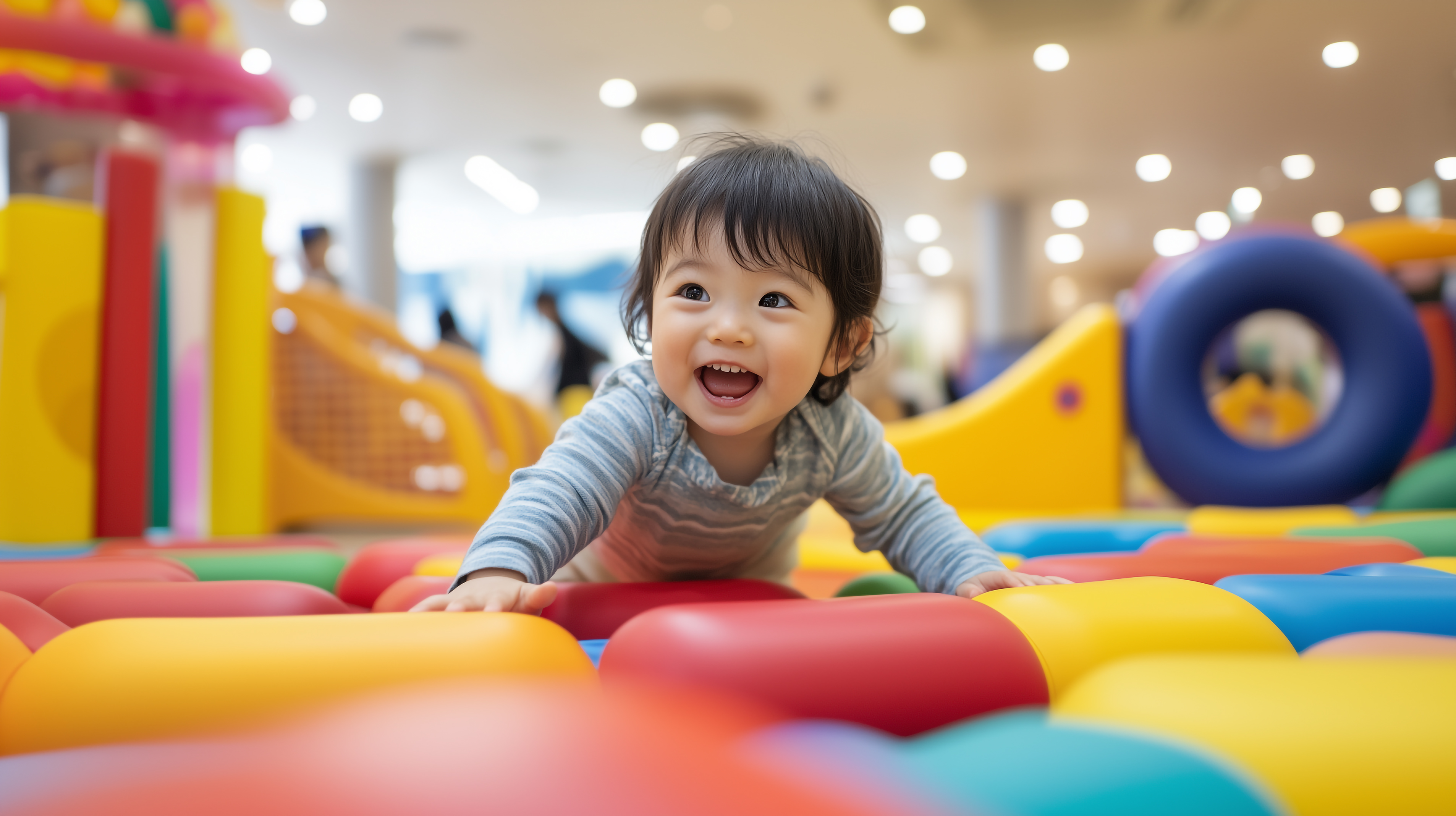 キッズスペースで遊ぶ幼児