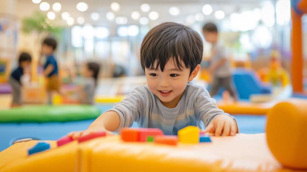 キッズスペースで遊ぶ幼児