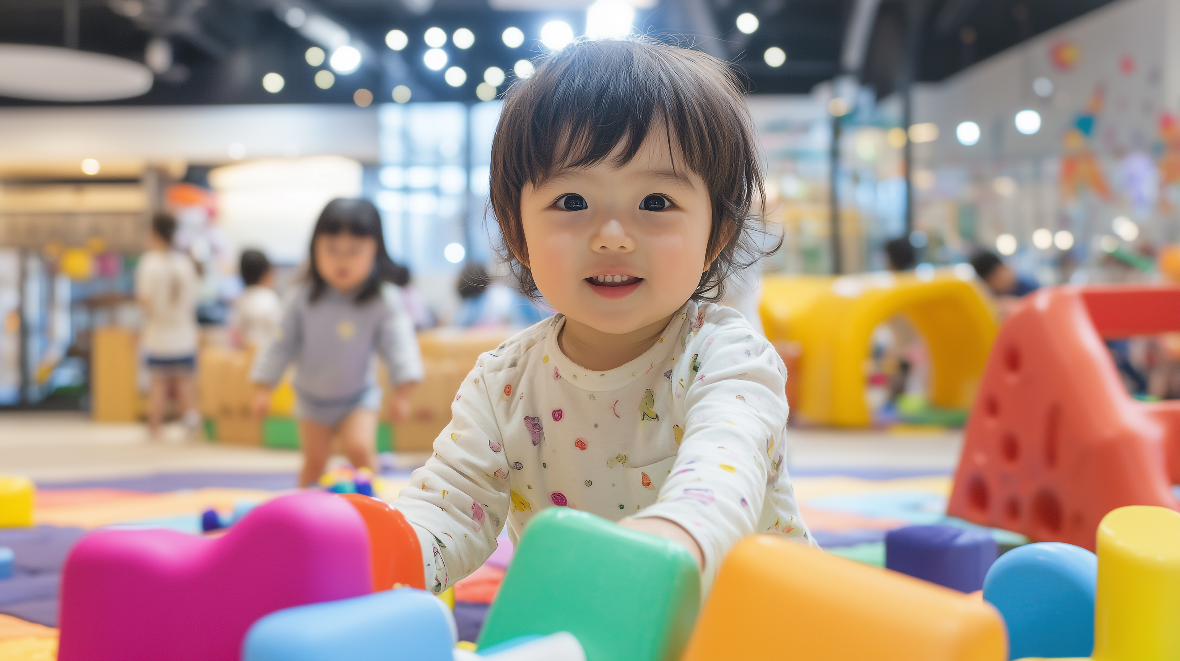 キッズスペースで遊ぶ幼児